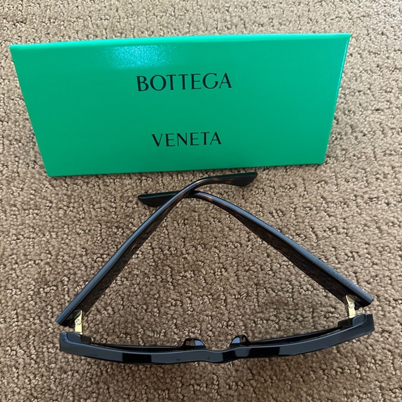 BOTTEGA VENETA Cat-eye sunglasses - Picture 3 of 6